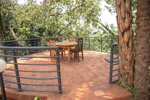Villa, vista a la montaña | Restaurante al aire libre