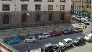 Un bâtiment doté de nombreuses fenêtres, avec une rue devant.