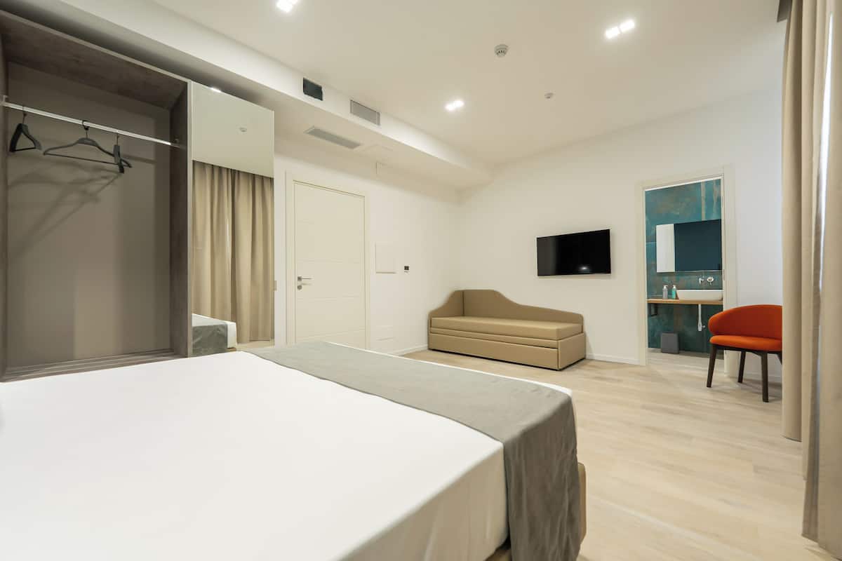 Habitación cuádruple | Caja de seguridad en la habitación y escritorio
