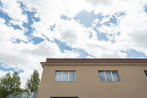 A building with a flat roof and two windows. - MU21 Hotel (Naples)