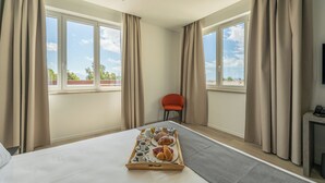 Quarto casal ou duplo luxo, vista para a cidade | Cofres nos quartos, escrivaninha, espaço de trabalho para notebook