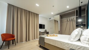 Quarto casal superior, na torre | Cofres nos quartos, escrivaninha, espaço de trabalho para notebook