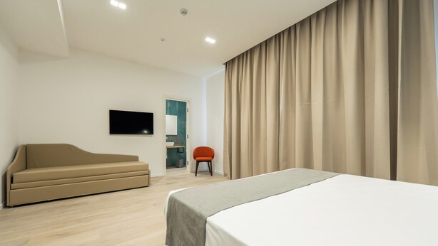 Quarto triplo | Cofres nos quartos, escrivaninha, espaço de trabalho para notebook