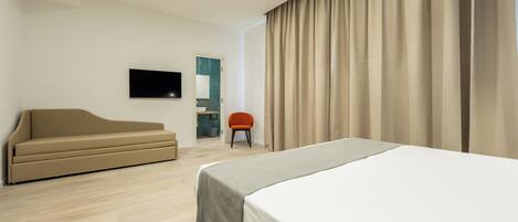 Triple Room | In-room safe, desk, laptop workspace, soundproofing