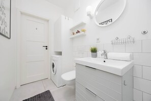 Dusche, Haartrockner, Handtücher, Shampoo