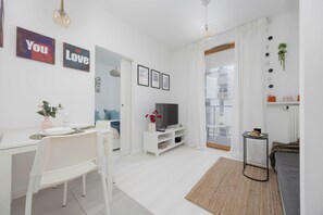 TV - Modern Apartment with Balcony | Parking | Close to EXPO XXI (Warszawa)