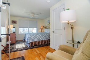 3 bedrooms, iron/ironing board, WiFi, bed sheets - 3 BR Duplex Overlooking the Sound (Wrightsville Beach)