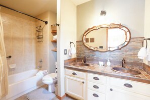 Shower, hair dryer - Crestone at Lakepoint Alpineview Townhome: 5-Min to Downtown, Lake Dillon (Frisco)