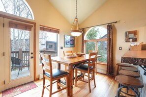 Dining - Crestone at Lakepoint Alpineview Townhome: 5-Min to Downtown, Lake Dillon (Frisco)