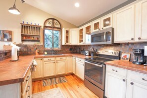 Private kitchen - Crestone at Lakepoint Alpineview Townhome: 5-Min to Downtown, Lake Dillon (Frisco)