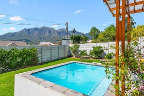 A swimming pool with a view of mountains in the background. - Cape Winelands Mountain View Getaway (Stellenbosch)