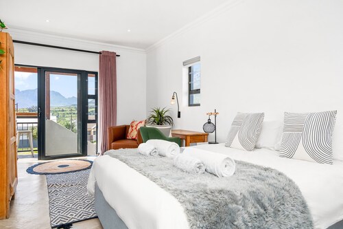 Cape Winelands Mountain View Getaway