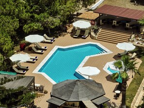 Piscine extérieure (ouverte en saison)