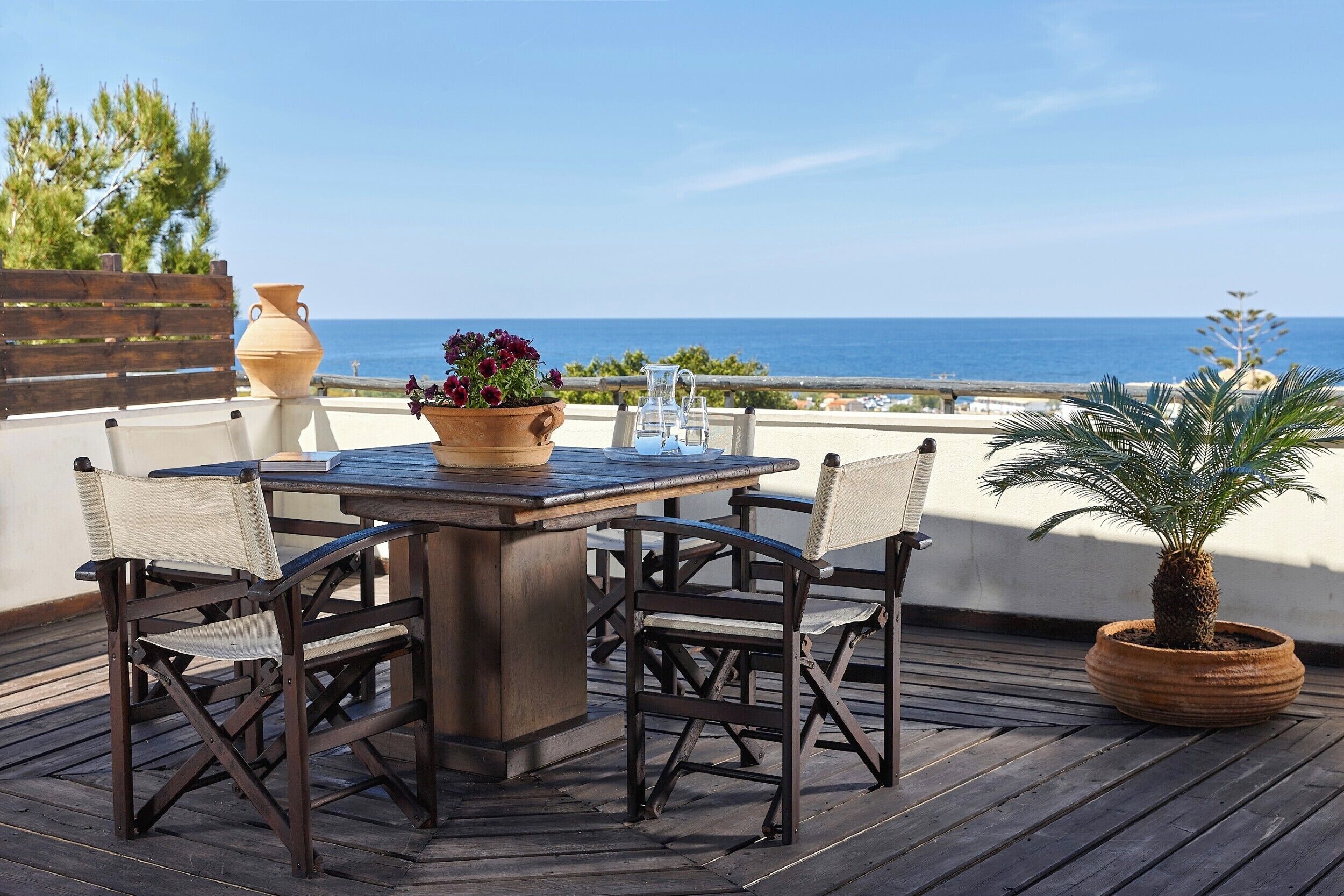 Suite, vistas al mar | Restaurante al aire libre