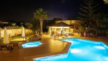 Una piscina al aire libre de temporada