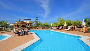 Una piscina al aire libre de temporada