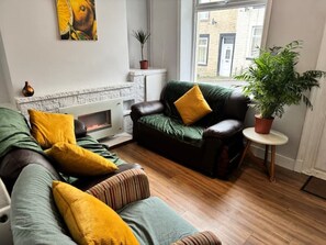 Living area - Great Value Cosy House in Lancashire, Prime Spot (Manchester)