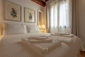 2 chambres, fer et planche à repasser, accès Internet, draps fournis