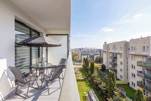 Outdoor dining - Papierni Prądnickich 67 Kraków | Stylish Apartment | Parking | Balcony (Kraków)