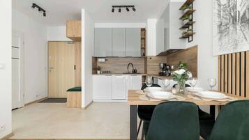 Geladeira, micro-ondas, cooktop, lava-louças