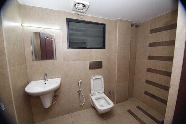 Ein Badezimmer mit Waschbecken, Toilette und Dusche.