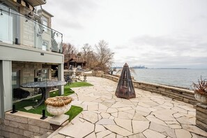 Outdoor dining - Lakefront Retreat 10 Min from downtown Toronto (Toronto)