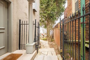 Property grounds - Lakefront Retreat 10 Min from downtown Toronto (Toronto)