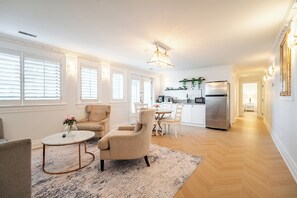 Interior - Lakefront Retreat 10 Min from downtown Toronto (Toronto)