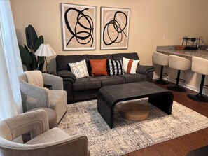 Living area - Stay in this bright 3/3 duplex just a minute from FSU and 5 minutes to the Capitol (Tallahassee)