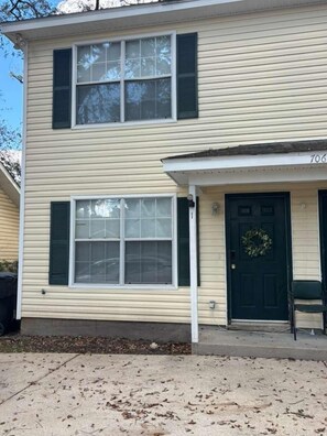 Exterior detail - Stay in this bright 3/3 duplex just a minute from FSU and 5 minutes to the Capitol (Tallahassee)