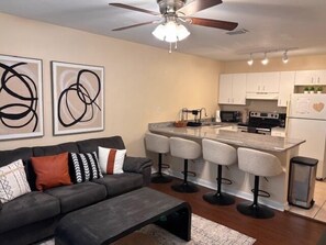 Living area - Stay in this bright 3/3 duplex just a minute from FSU and 5 minutes to the Capitol (Tallahassee)