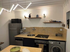 A compact kitchen with a refrigerator, dishwasher, washing machine, and a sink. - Riad Privé à 5 min de Jemaa El Fna, Terrasse, WIFI (Marrakesh)