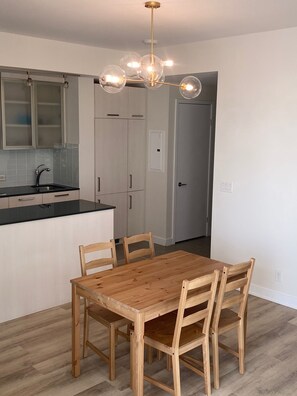 Dining - Spacious Toronto Gem for Group Getaway. Prime downtown spot! (Toronto)