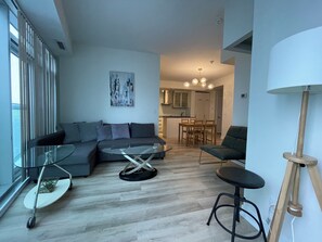 Living area - Spacious Toronto Gem for Group Getaway. Prime downtown spot! (Toronto)