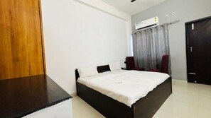 Quarto solteiro standard | Cofres nos quartos, Wi-Fi de cortesia