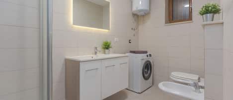 Dusche, Haartrockner, HandtĂŒcher, Seife
