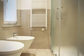 Dusche, Haartrockner, Bidet, Handtücher