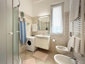 Regadera, secadora de cabello, bidet, toallas 