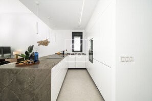 Kühlschrank, Mikrowelle, Ofen, Geschirrspüler