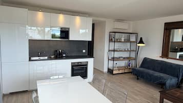 Appartement neuf 5 km Saint-Tropez | Zona de estar | Televisión de pantalla plana de 52 pulgadas con canales por satélite
