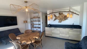 Apartamento, 1 habitación, vistas al puerto | Zona de estar