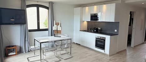 Appartement | Privékeuken | Een espressoapparaat, een waterkoker