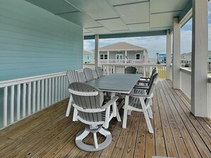 Outdoor dining - Pelican's Landing | New Construction + Pet-Friendly (Rockport)
