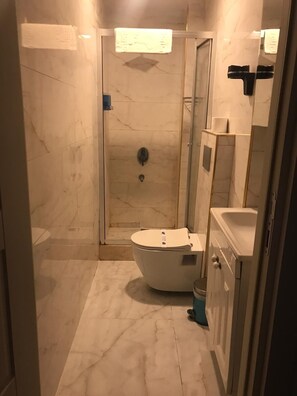 Deluxe Double Room, City View | Bathroom - Elbeyaz turizm otel (fatih)