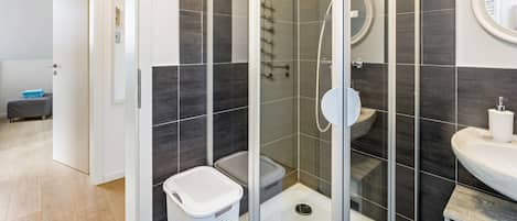 Shower, hair dryer, towels