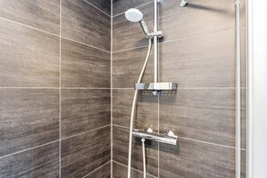 Dusche, Haartrockner, Handtücher