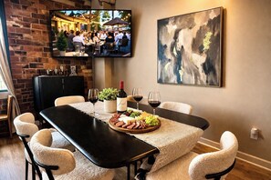 Dining - Downtown Lakefront Gamer Room By Cedar Point! (Sandusky)