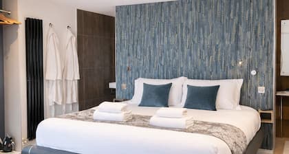 Executive 4BR 4 Bath Lodge in Country Park | Private Parking | Sleeps 10