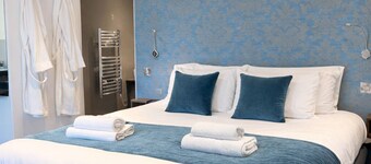 Executive 4BR 4 Bath Lodge in Country Park | Private Parking | Sleeps 10