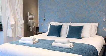Executive 4BR 4 Bath Lodge in Country Park | Private Parking | Sleeps 10